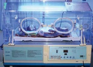 FOTOTERAPI: Seorang bayi dengan kasus BBLSR dan hiperbilirubin usia 7 hari sedang dilakukan fototerapi bluelightdi ruang perinatologi.