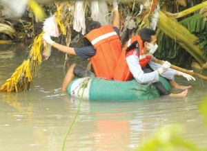 SAR: Warga dan relawan mencari warga yang tenggelam di sungai Kalilo, Banyuwangi, siang kemarin. Sorenya, jenazah Faisol ditemukan di Selat Bali.