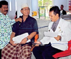 KOMUNIKASI LANGSUNG: Direktur RSUD Blambangan dr. Taufi q (kanan)berdiskusi langsung KH. Salimi Irfan sebagai pasien.