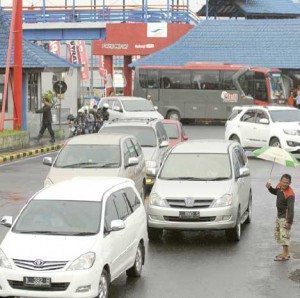 DARI BALI: Kendaraan keluar dari feri di Pelabuhan Ketapang sore kemarin.