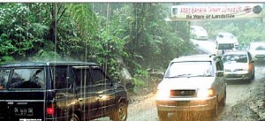 RAMAI: Kendaraan melintasi jalan di lereng Gunung Ijen saat diguyur hujan siang kemarin.