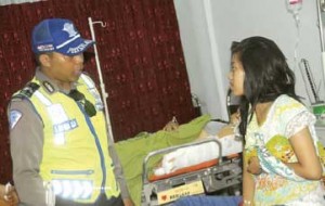 LUKA: Police see Belinda Friska's condition at Blambangan Hospital.