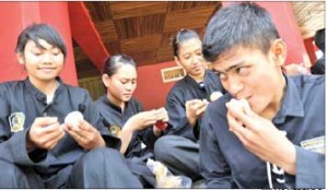 DEBT: Pesilat eats eggs on the terrace of the Tawang Alun GOR, Banyuwangi.