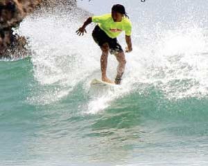 Digagas Lomba Surfi ng di Pantai Pulau Merah