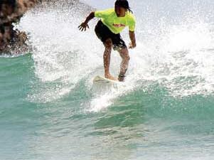 Digagas Lomba Surfi ng di Pantai Pulau Merah