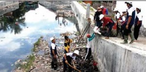 Keruk Sampah di Sungai, Ajak Pabrik Jaga Lingkungan