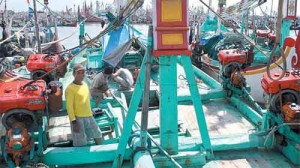 Paceklik Ikan, Nelayan Sandarkan Perahu