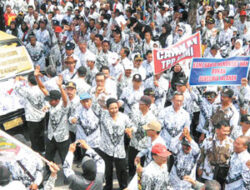Ribuan Guru Demo Kemenag