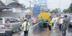 TNI-DKP Bersihkan Sisa Banjir