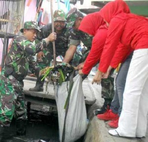 Prajurit TNI Bersihkan Sungai