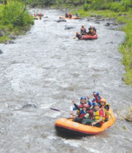 Arung Sungai Songgon Sehari Tembus 200 Pengunjung