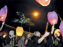 Festival Banyuwangi Lepas 243 Lampion ke Udara