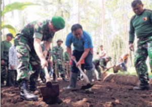 TNI Bersama Warga Buka Jalan Baru