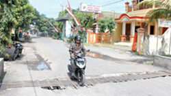 Besi Menganga di Jalan Sambimulyo