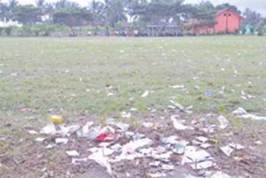 Sampah Berserakan di Lapangan Lugjag
