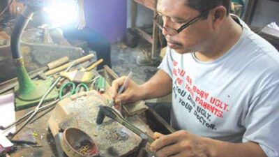 Gold-Silver Craftsmen Are Flooded with Orders