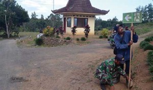 TNI Pasang Rambu Evakuasi