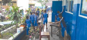 Hari Pertama Sekolah Bersihkan Abu Vulkanik