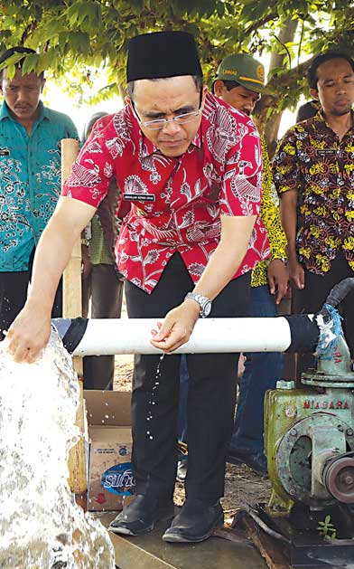 Bupati Anas mencoba mesin pompa air bantuan APBD di Desa Sukonatar, Kecamatan Srono.