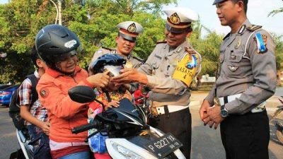 Obedient Get Free Helmet, Violating gets a ticket