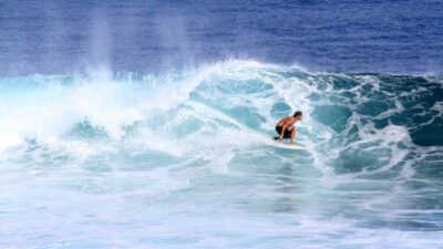 Surfer Asing Lirik Pantai Mustika