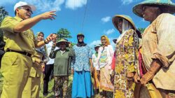 Anas-berdialog-dengan-sejumlah-petani-di-sela-sela-kunjungan-kerja-ke-Dusun-Pringgondani,-Desa-Watu-kebo,-kemarin.