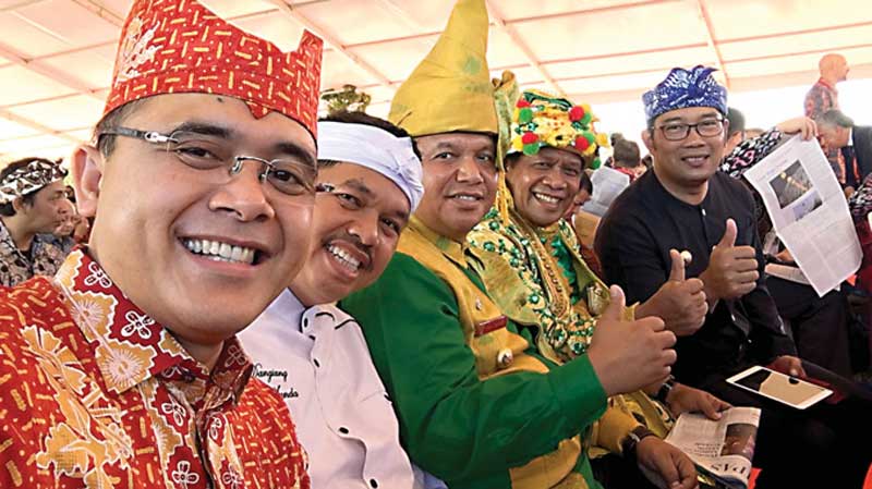 Anas-bersama-bupati-wali-kota-penerima-Anugerah-Kebudayaan-2015-pada-puncak-peringatan-HPN-yang-dibuka-Presiden-Joko-Widodo-di-Lombok,-NTB,-kemarin.