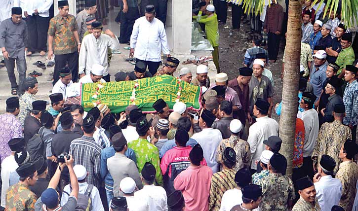 Petakziyah-mengusung-keranda-jenazah-menuju-makam-keluarga-di-samping-Masjid-Mif-tahul-Huda-kemarin.