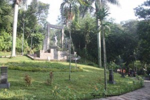 Beware of the bend of the Gandrung Statue of Mount Kumitir
