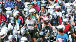 Calon-penumpang-yang-mengendarai-sepeda-motor-antre-masuk-kapal-di-parkiran-pelabuhan-ASDP-Desa-Ketapang,-Kecamatan-Kalipuro-siang-kemarin.