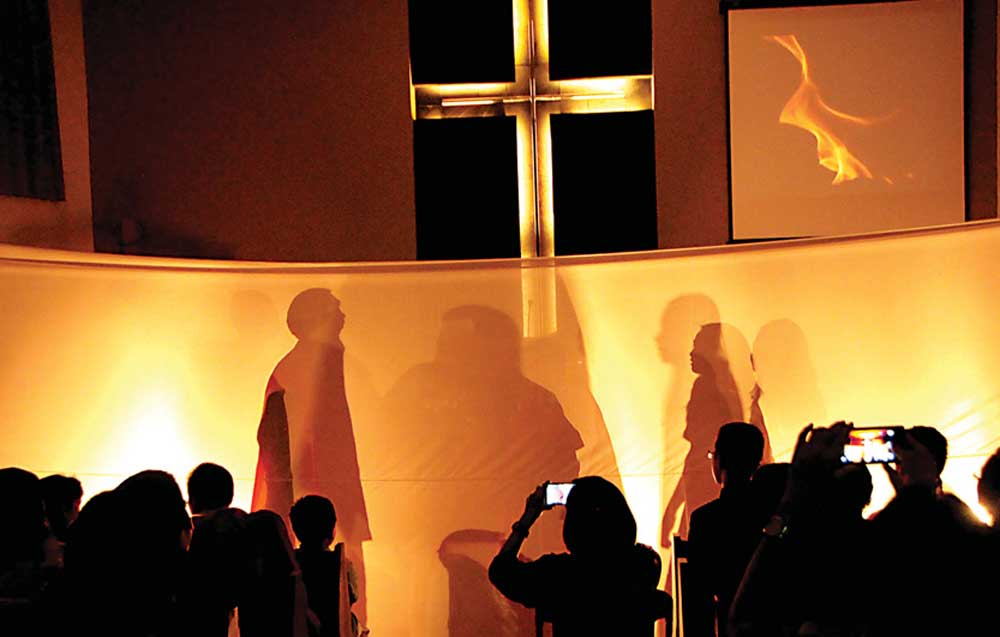 Drama-penyaliban-Yesus-Kristus-ditampilkan-di-Gereja-Kristen-Indonesia-(GKI)-Banyuwangi-Jumat-malam-lalu