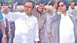 Menteri-LHK-Siti-Nurbaya-bersama-Bupati-Anas-melihat-keindahan-Pantai-Trianggulasri,-kemarin