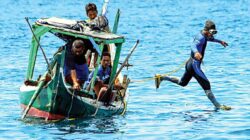 TIm-penyelam-tradisional-kelompok-nelayan-wisata-Bangsring-Boat-menyelami-lokasi-tenggelamnya-KMP-Ratefelia-II-di-Selat-Bali-kemarin.