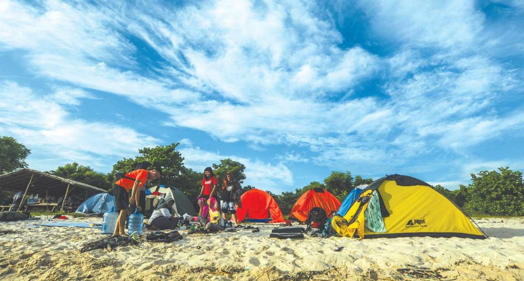 Berebut Camping di Pulau Tabuhan