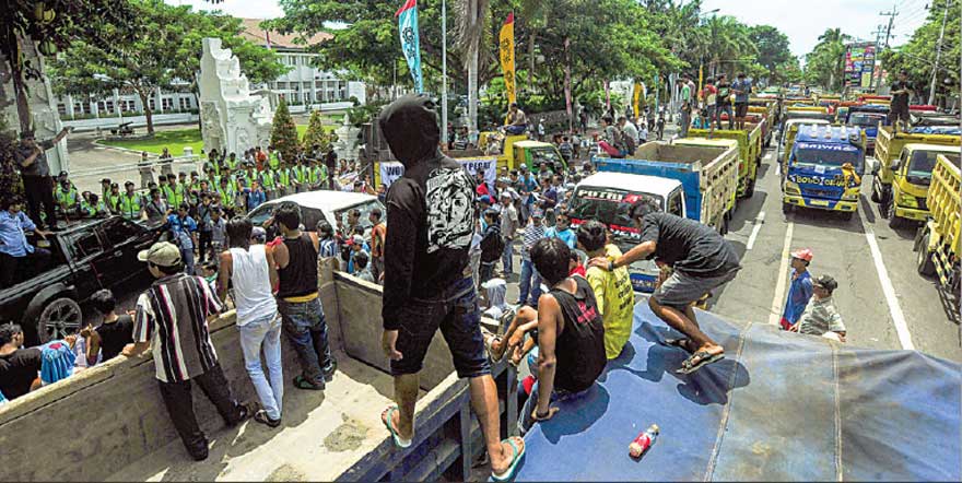 Aksi-Demo-Penambang-di-Banyuwangi
