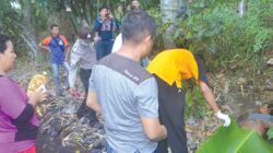 Anggota-Polsek-Singojuruh-dan-tim-medis-memeriksa-jenazah-yang-ditemukan-di-tepi-sungai-Dusun-Bangunrejo,-Desa-Alasamalang,-Kecamatan-Singojuruh,-kemarin