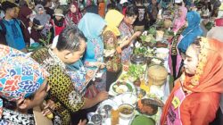 Masyarakat-menyaksikan-lokasi-Festival-Kuliner-Sego-Cawuk-di-Jalan-dr.-Wahidin-Sudirohusodo,-kawasan-Taman-Blambangan,-Banyuwangi,-kemarin