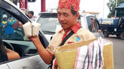 Pedagang-asongan-Ketapang-menggunakan-udheng-khas-Banyuwangi-dan-baju-batik-saat-jualan-pada-Jumat-dan-Sabtu.