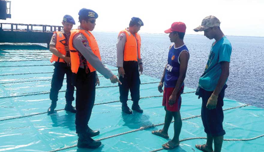 Petugas-Satpolair-mengecek-kapal-kapal-tanker-yang-bersandar-di-Selat-Bali-kemarin.