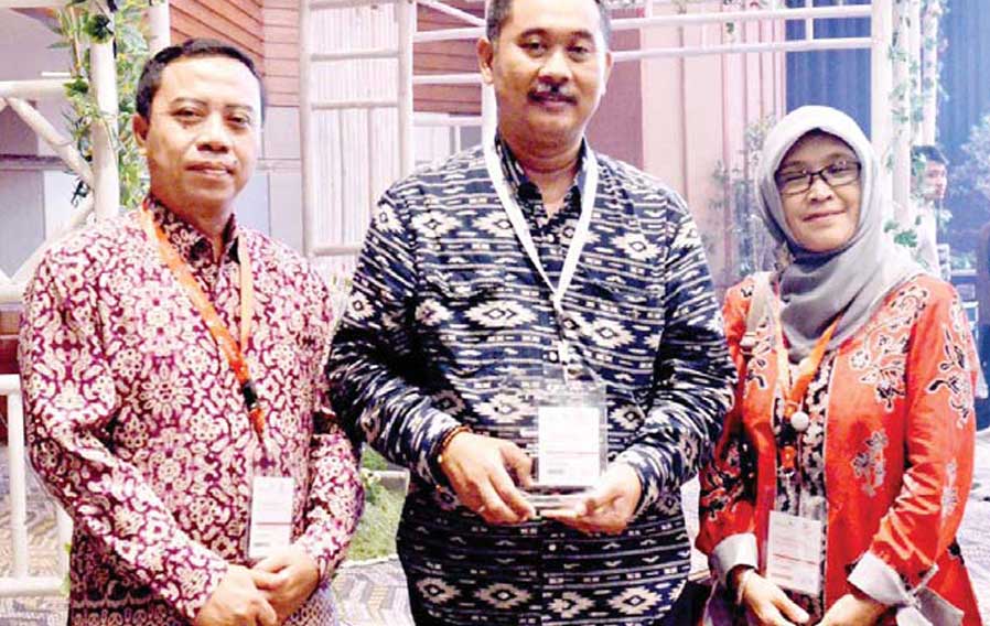 Wabup-Yusuf-Widyatmoko-(tengah)-didampingi-Riyanti-APKD-dan-Syaiful-Ulya-menenteng-piala-penghargaan-PerpuSeru-di-Nusa-Dua,-Bali,-kemarin.