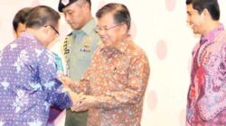 Bupati-Anas-menerima-penghargaan-Top-35-Inovasi-Layanan-Publik-dari-Wakil-Presiden-RI-Jusuf-Kalla-di-Jakarta-kemarin