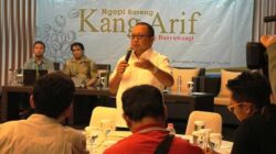 Kang-Arif-Firman,-salah-satu-direktur-PT-BSI-saat-acara-Ngopi-Bareng-di-Hotel-Santika-bersama-aktivis-dan-awak-media