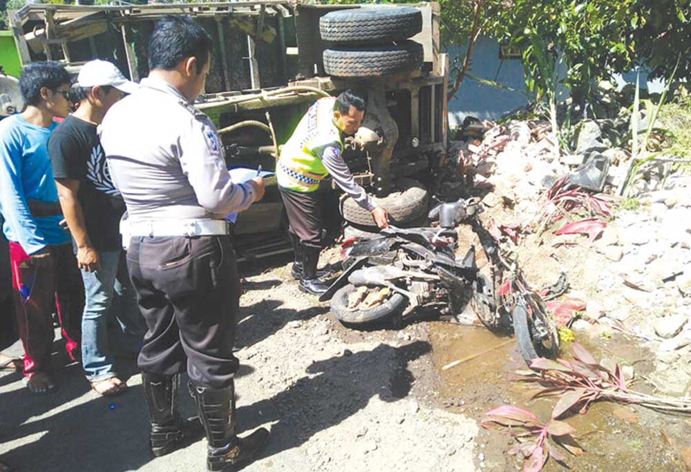 Kondisi-truk-setelah-menghantam-motor-dan-tembok-rumah-warga-di-Desa-Sumberbulu,-Kecamatan-Songgon,-Banyuwangi,-kemarin.