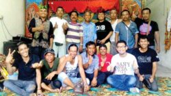 Matzin-(berdiri,-batik-biru)-bersama-Ketua-DKB-Samsudin-Adlawi-(kaus-hitam-pakai-udheng)-dan-Ketua-Ikawangi-Malaysia-(kaus-kombinasi-putih-ungu).