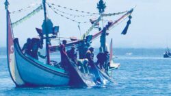 Nelayan-Muncar-menarik-jaring-di-perairan-Teluk-Sembulungan,-Kecamatan-Muncar,-Banyuwangi,-kemarin