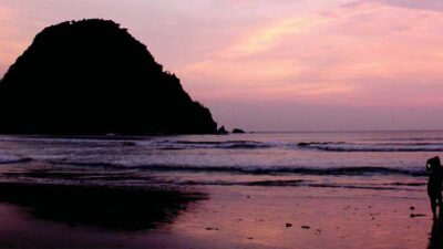 Pokmas Gelar Lomba Surfing Mandiri di Pantai Pulau Merah