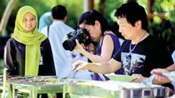 Salah-seorang-fotografer-asal-Jepang-mengambil-gambar-menu-makanan-khas-Banyuwangi