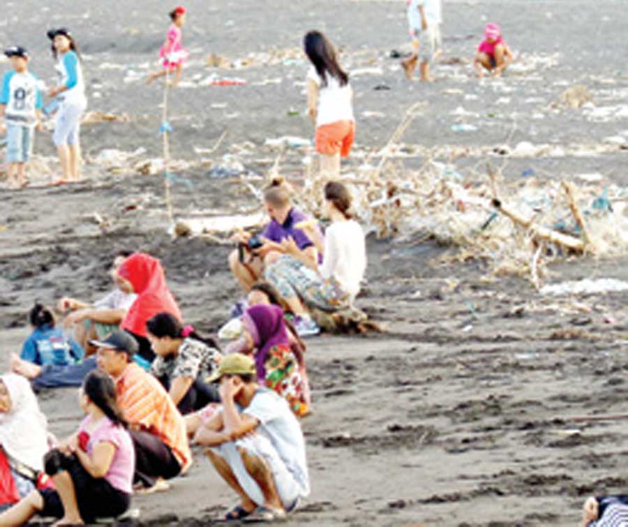 Sampah-dari-laut-mengotori-Pantai-Boom-dalam-sepekan-terakhir-ini