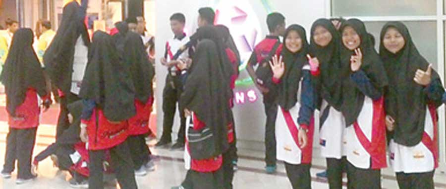Sejumlah-siswa-antre-memasuki-Petrosains-di-lantai-empat-Suria-KLCC,-Kuala-Lumpur,-Malaysia.