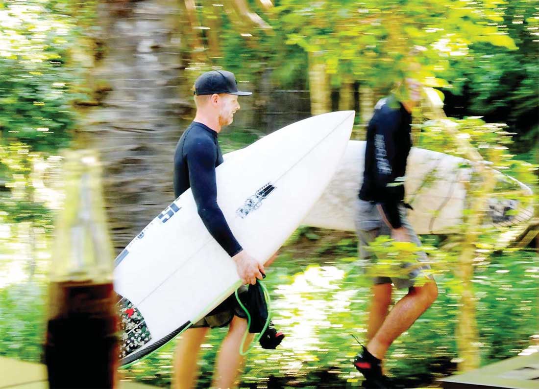 Sejumlah-turis-membawa-papan-selancar-menuju-pantai-ke-G-Land-untuk-bermain-surfi-ng.